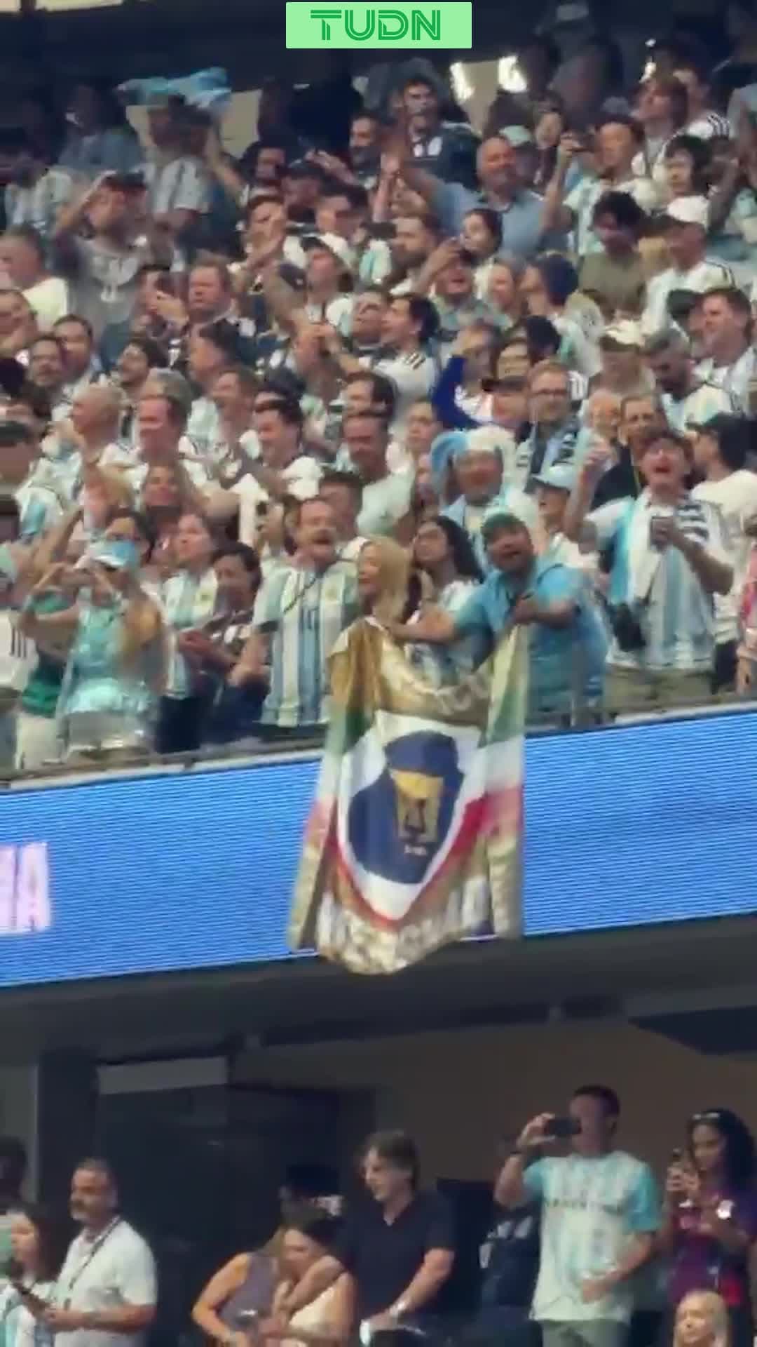 ¡Un infiltrado! Aficionado de Pumas, captado en la fiesta de Argentina tras vencer a Austria