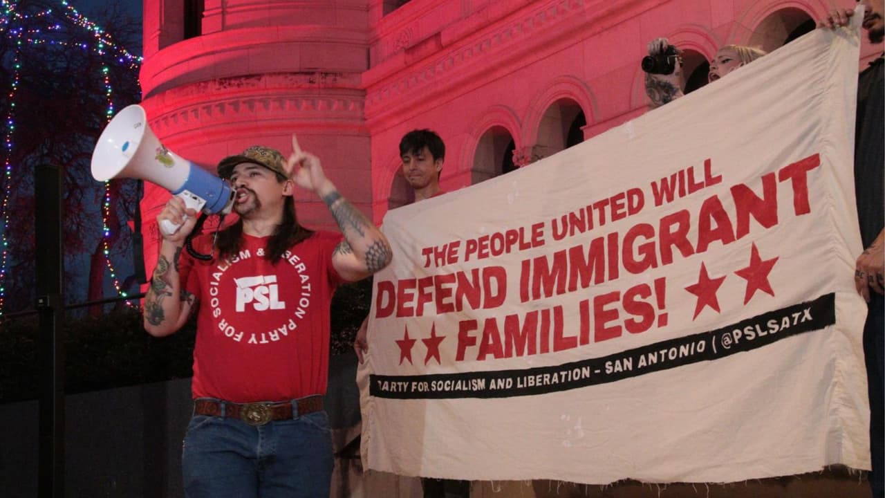 Los ciudadanos recordaron que la secretaria de Seguridad Nacional defendió al agente que disparó contra Good, a pesar de que los videos grabados por testigos muestran que la víctima no representaba un riesgo directo. “
<b>Lo único que esto va a hacer es que los agentes abusen aún más de las personas</b>”, advirtió un participante de la protesta.