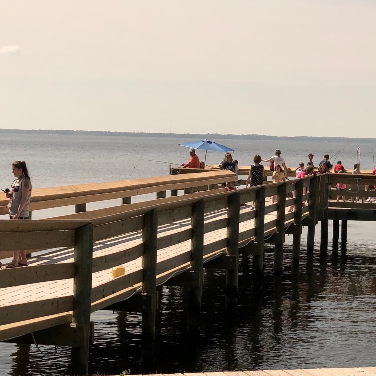 <b>Neuse River </b>
<br>Sitio web: 
<a href="https://townoforiental.com/">https://townoforiental.com/</a> 
<br>
<b><a href="https://goo.gl/maps/ctcnBxaPx8spTtA39?coh=178573&entry=tt">Cómo llegar</a> </b>
<br>
<br>El río Neuse es el más largo de Carolina del Norte, se extiende 248 millas de largo y seis millas de ancho en su desembocadura en Pamlico Sound. Puedes pescar en cualquier lugar a lo largo de este río y pasar un buen rato, pero si estás buscando una captura para recordar, intenta pescar cerca de la pequeña ciudad de Oriental.