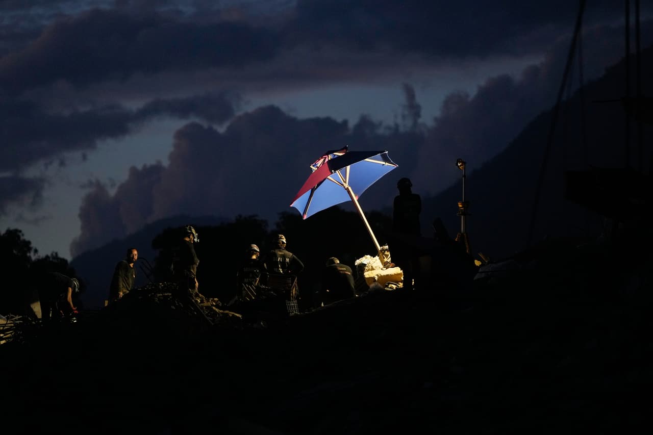 Equipos de rescate continúan trabajando intensamente entre los escombros de un edificio que colapsó durante los terremotos registrados en La Guaira, Venezuela, el miércoles 1 de julio de 2026. Con apoyo de maquinaria pesada y perros rastreadores, los rescatistas buscan posibles sobrevivientes entre los restos de la estructura, mientras se mantienen las labores de seguridad en la zona afectada.
<br>