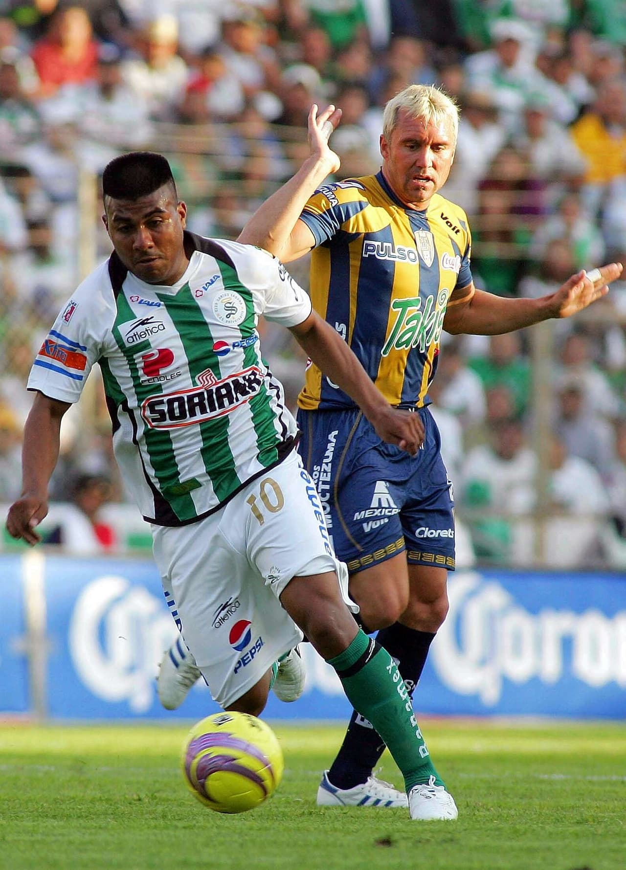 En México, se reencontró con Daniel 'Hachita' Ludueña, 
<a href="http://univision.com/deportes/futbol/liga-mx/boca-contra-river-en-liga-mx-30-mexicanos-del-superclasico-argentino-fotos" target="_blank">con quien compartió vestidor en El Monumental de River Plate.</a>
