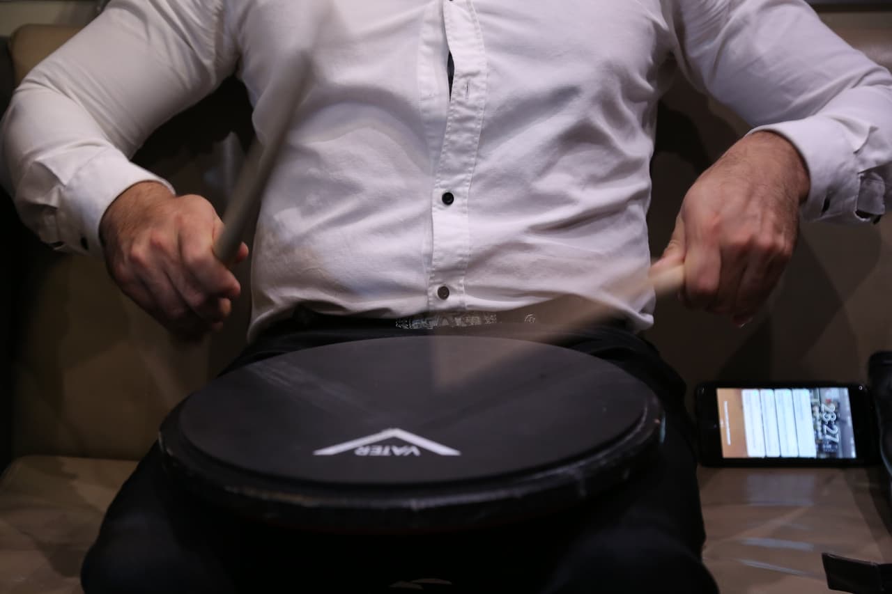 Una vez el bus llega a su destino final, la acción comienza para los integrantes de El Recodo, quienes empiezan a ensayar los instrumentos y a ultimar cada detalle para subir al escenario y complacer al público.