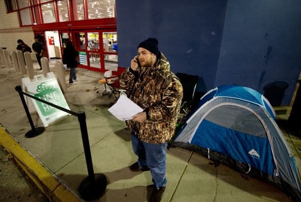 Hay quien, sin importar la cena de Día de Acción de Gracias, salió a las calles para alcanzar los descuentos.