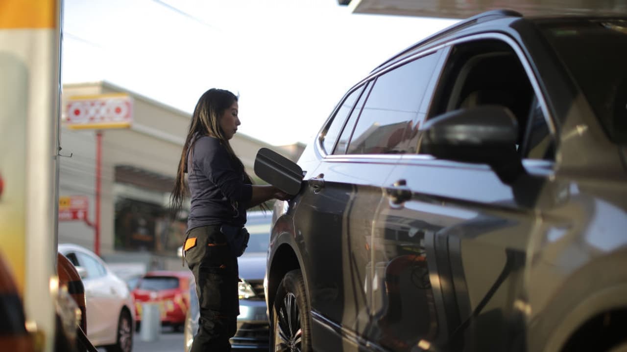 Consejos de seguridad al poner gasolina al auto
