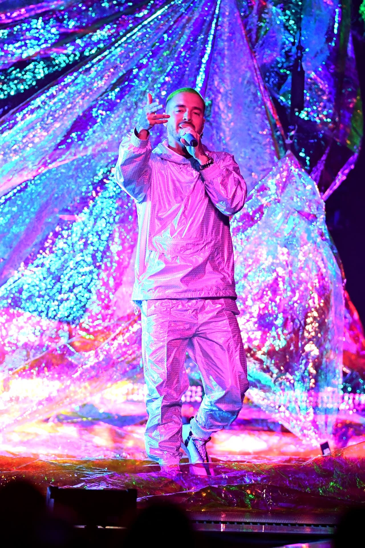 El reggaetonero se presentó con con una escenografía futurista en colores plateados que llamó mucho la atención mientras él se entregaba en el escenario y el público se dejaba llevar por el ritmo.