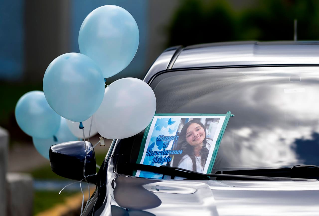 Una foto de Keishla Rodríguez está pegada en la ventana de un automóvil que forma parte de una procesión fúnebre que transporta los restos de Rodríguez al cementerio de Guaynabo, en San Juan, Puerto Rico.