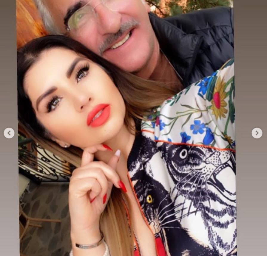 Ahora está perdidamente enamorado de
<b>Mariana González</b>, una mujer 20 años menor que él y hasta se ha hablado de una posible boda, pero todavía no hay anillo, ni fecha.