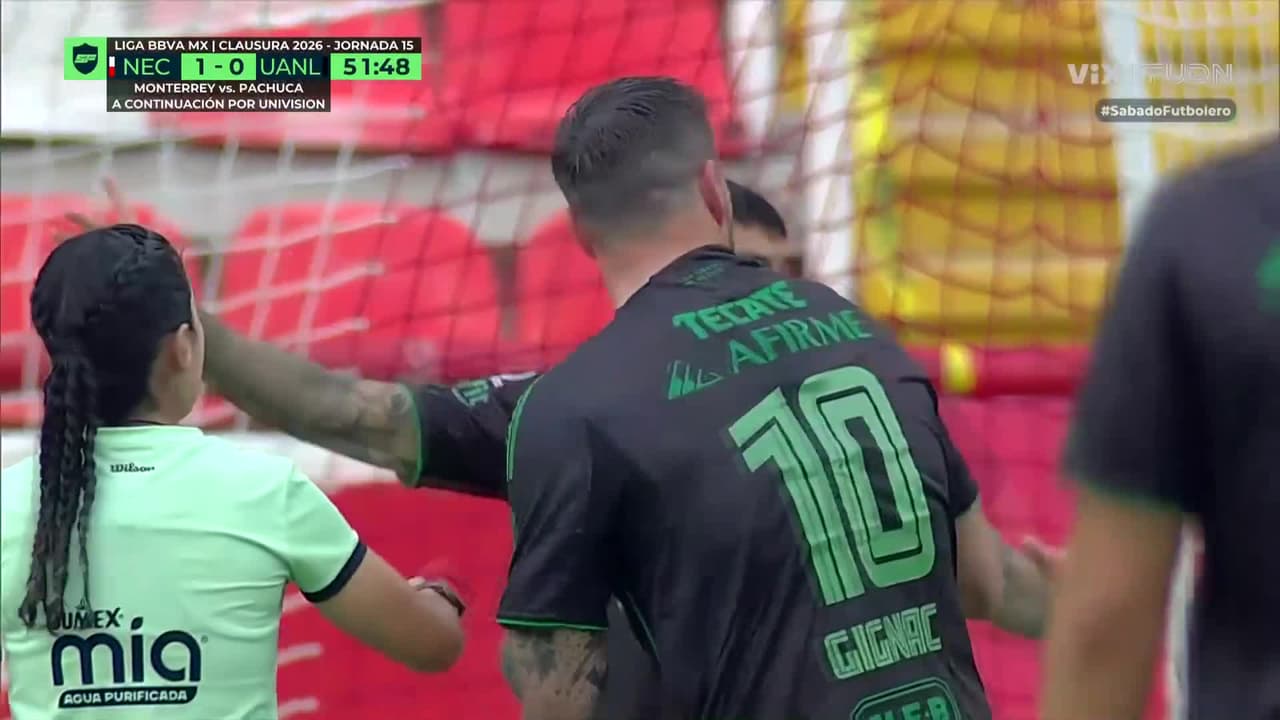 ¡Cerca Gignac de empatarlo! El balón pasa rozando el poste