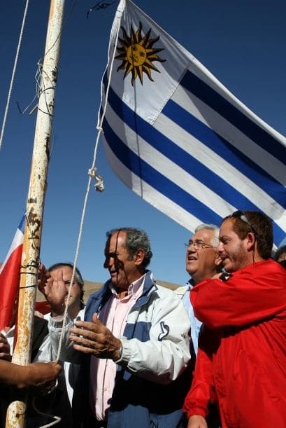 Los cuatro sobrevivientes uruguayos formaron parte de un equipo de rugby que venía a Chile a disputar un partido. Su avión se estrelló en la cordillera, al sur de esta capital, y fueron rescatados 72 días después del accidente.