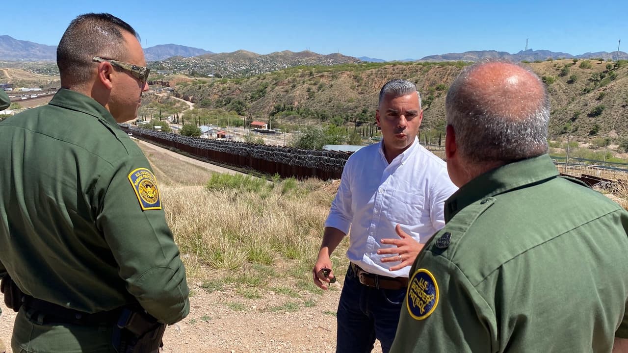 Congresista Juan Ciscomani está comprometido a trabajar para enfrentar la crisis en la frontera de Arizona