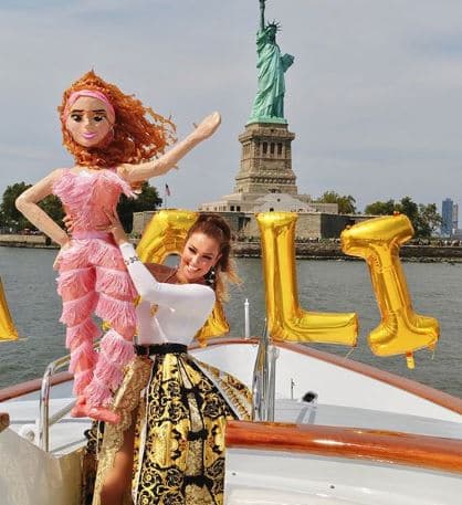 "[...] Por cierto, la 
<a href="https://www.instagram.com/explore/tags/pi%C3%B1atatikitiki/">#piñatatikitiki</a> y yo, ¡súper amigas!", finalizó la famosa cumpleañera.