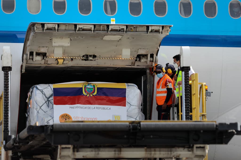 Un trabajador descarga un contenedor de un avión durante la llegada de un envío con 8,000 dosis de la vacuna Pfizer-BioNtech Covid-19 el 20 de enero de 2021 en Quito, Ecuador.