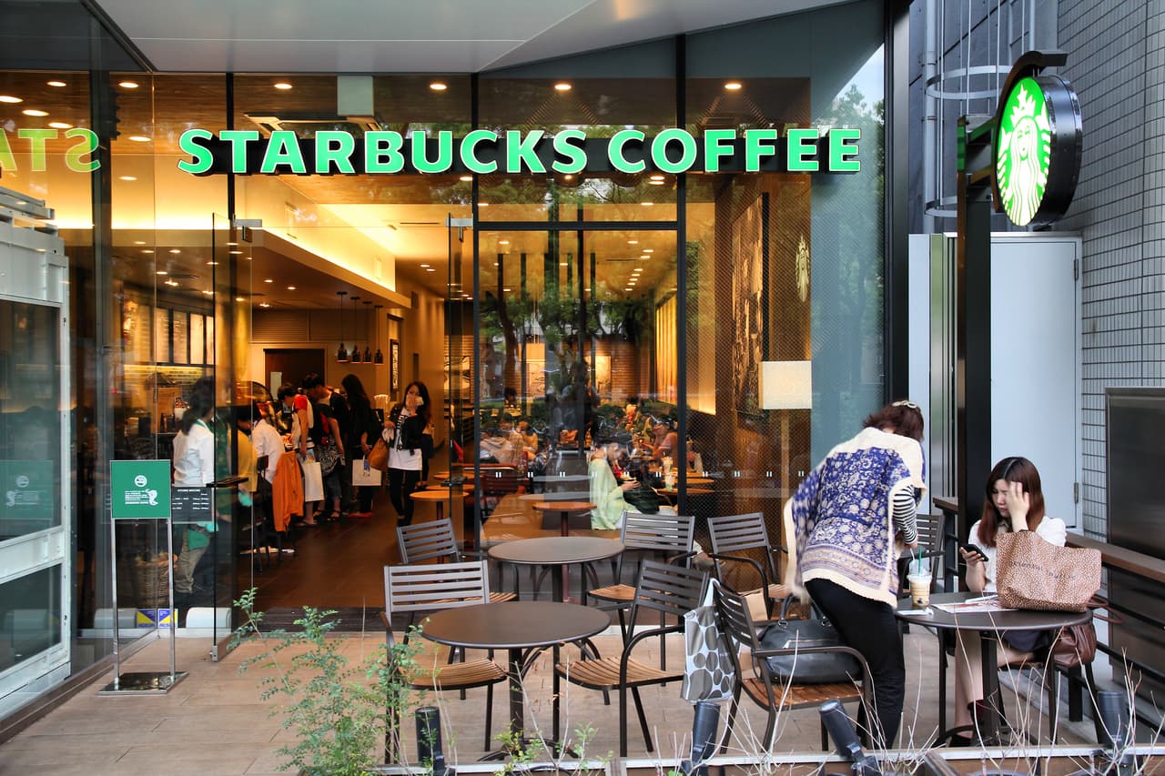 <b>Starbucks</b>
<br>
<br>La cadena de cafeterías fundada en Seattle ofrece a sus empleados el pago de la matrícula completa de los 
<a href="https://starbucks.asu.edu/"><u>estudios en línea en la Universidad Estatal de Arizona</u></a>, con el que pueden obtener una licenciatura. 
<br>
<br>El programa está disponible para todos los empleados elegibles que no hayan obtenido previamente una licenciatura y los veteranos pueden extender el beneficio a un miembro de la familia calificado.
