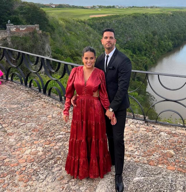 El 
<b>Chef Yisus</b> posó con su esposa para presumir sus atuendos.