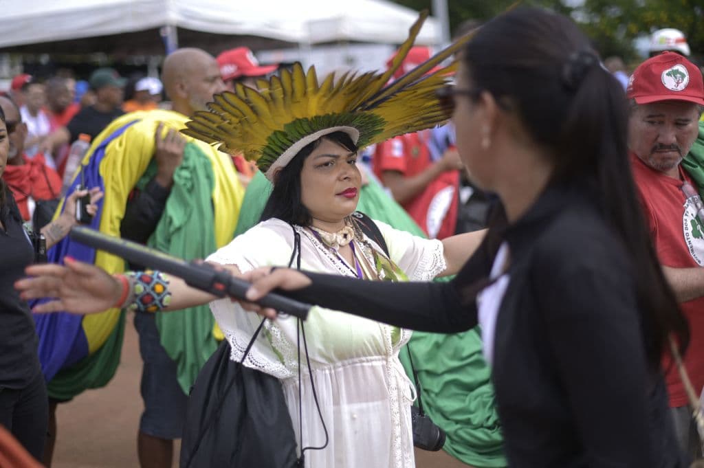 Una mujer es revisada con un detector de metales en un control para entrar a la Explanada de los Ministerios.