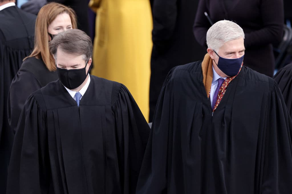 Los magistrados de la Corte Suprema Brett Kavanaugh, Amy Coney Barrett y Neil M. Gorsuch, los tres que fueron elegidos por Donald Trump.