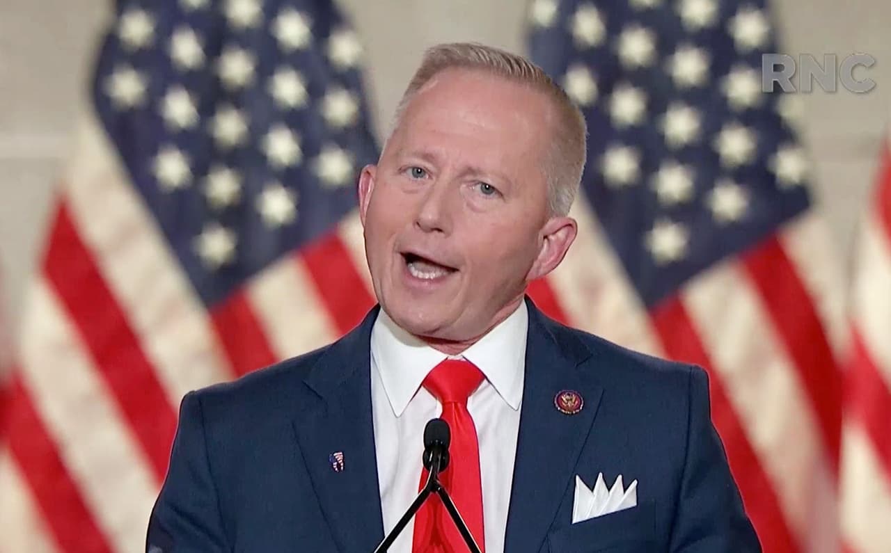 Una de los primeros oradores de la noche fue el representante Jeff Van Drew, quien aseguró que abandonó el Partido Demócrata porque se ha vuelto muy radical hacia la izquierda. "El partido pasó de ser liberal a radical. No solo a favor de más impuestos, sino a favor de fronteras abiertas y contra la policía", agregó.