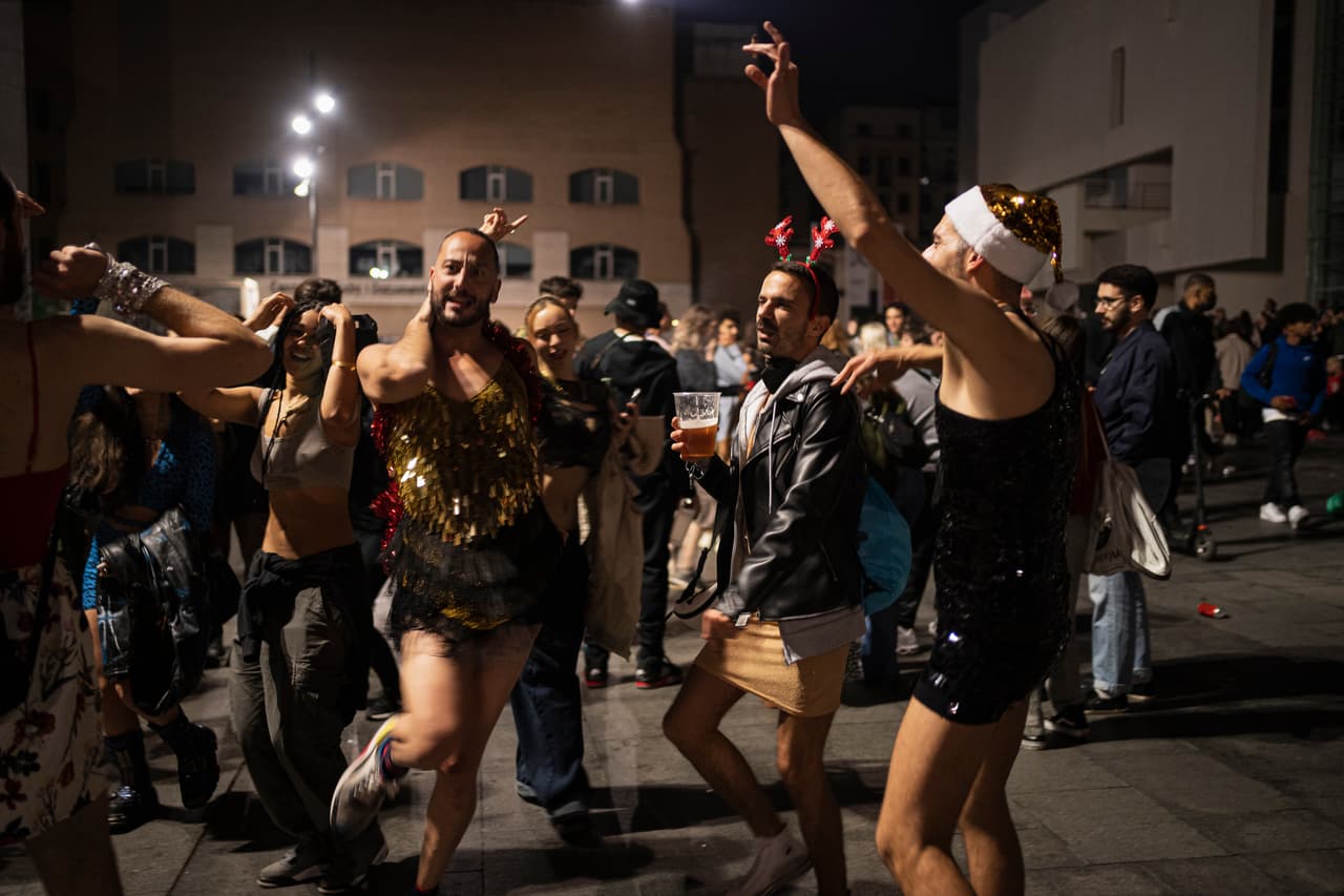 El uso del tapaboca fue olvidado por muchos de los que festejaban.