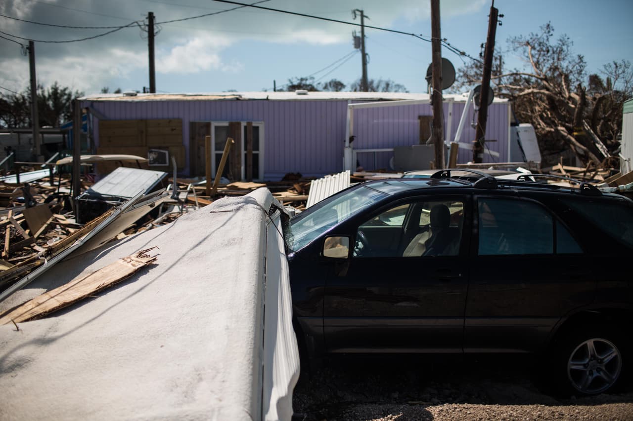 Un carro bajo un colchón y desperdicios provocados por el huracán Irma. Almudena Toral/Univision Digital