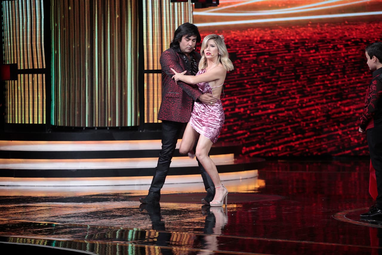 Lautita Fernández le explicó a Sara, la bailarina del escuadrón, lo complicado que era hacer ese "gancho", el paso de tango que estaba haciendo con Albertano.