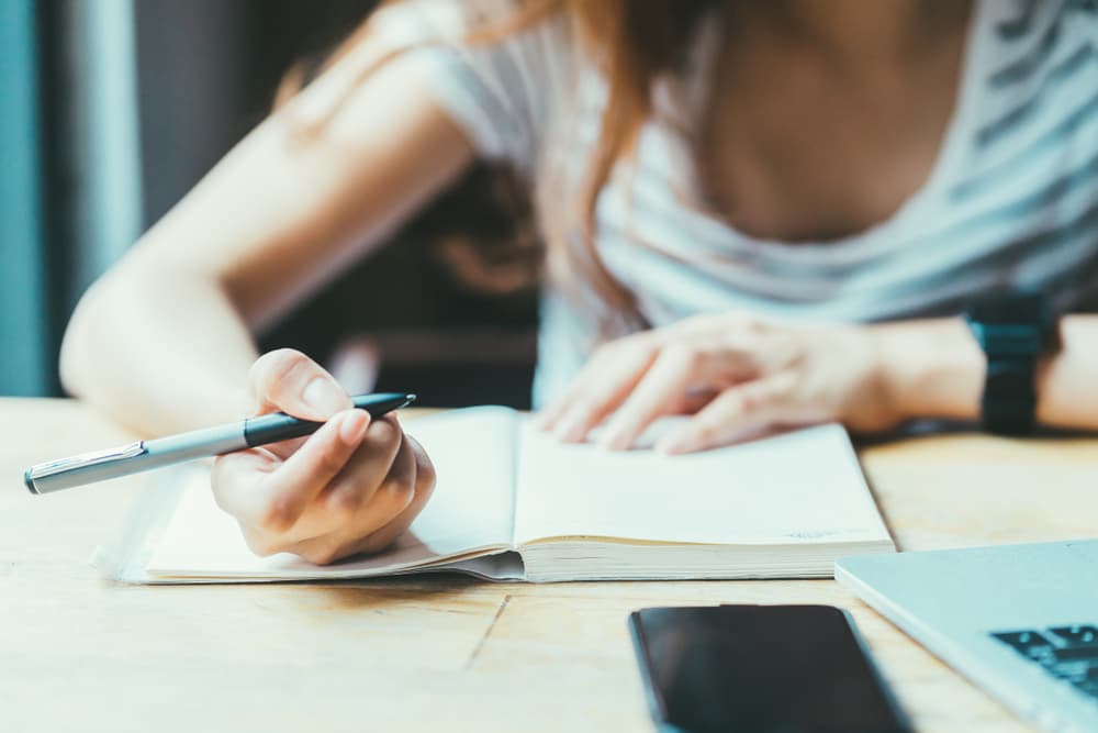 También puedes incorporar tu amor por el lenguaje, la expresión y la comunicación iniciando alguna actividad creativa, como empezar un diario o agenda con lo que has hecho, con tus planes, recuerdos y metas a futuro...