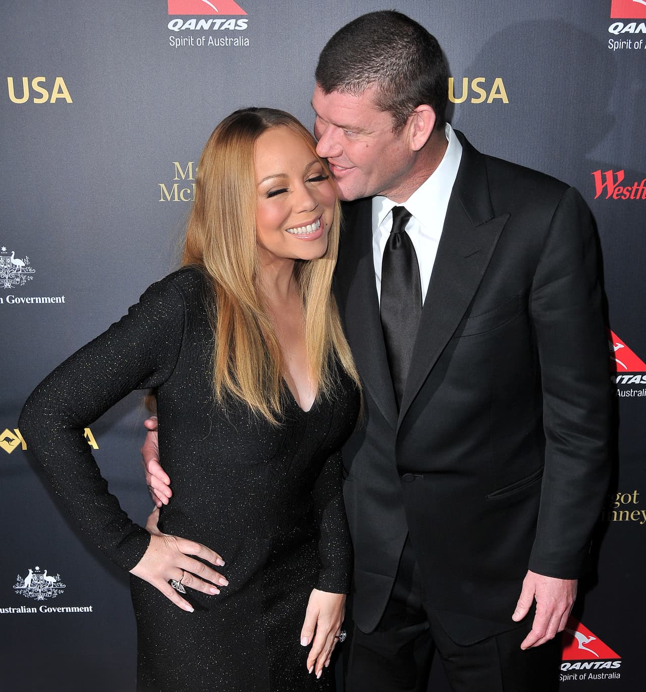 Después de haber formalizado su compromiso con el anillo, ambos caminaron por su primer alfombra roja y este suceso fue todo un acontecimiento, él no dejaba de darle besos.