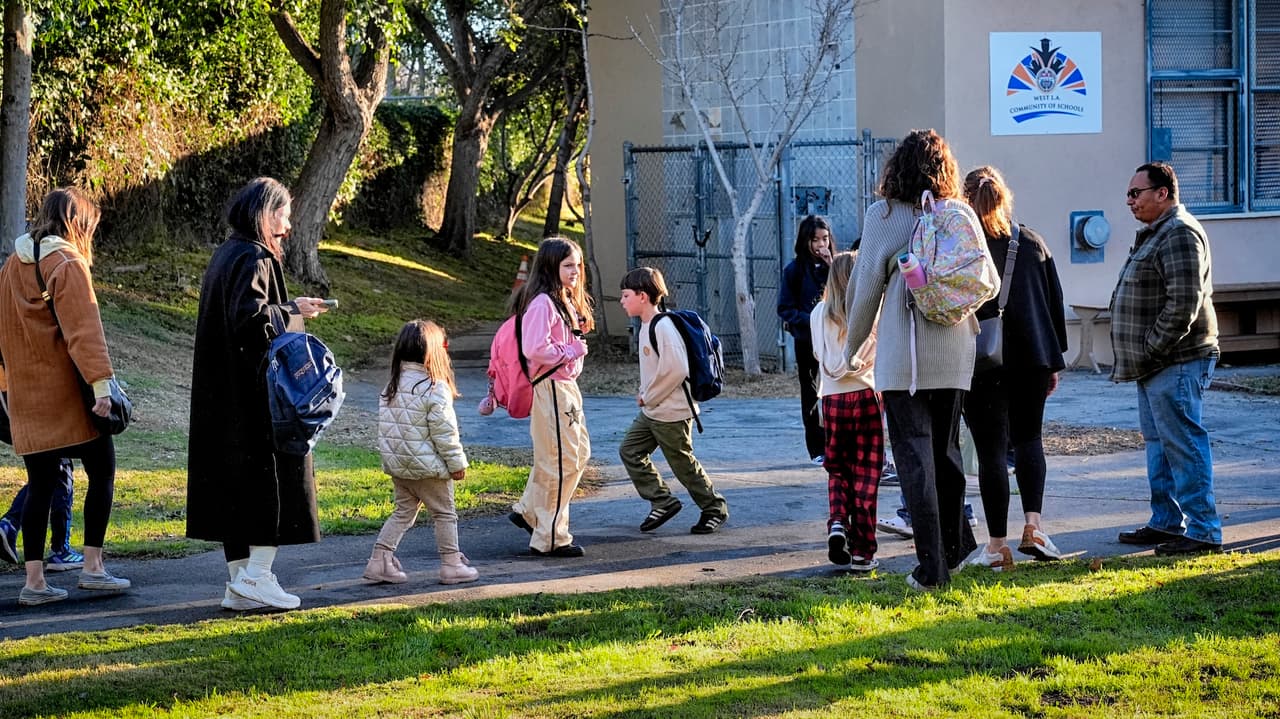 ¿Bajo qué circunstancias está justificado que un estudiante falte a la escuela en California y cuáles son las consecuencias?
