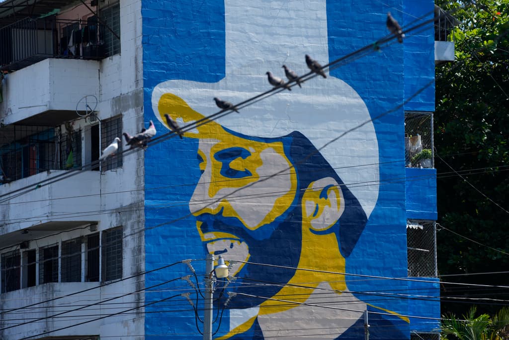 Un mural que representa al presidente de El Salvador, Nayib Bukele, adorna un edificio residencial en el barrio Zacamil de San Salvador, El Salvador, el viernes 17 de noviembre de 2023.