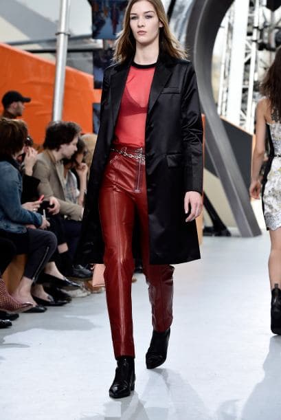 A la firma Louis Vuitton también le gusta divertirse con los colores, este pantalón de cuero en rojo luce muy atrevido.