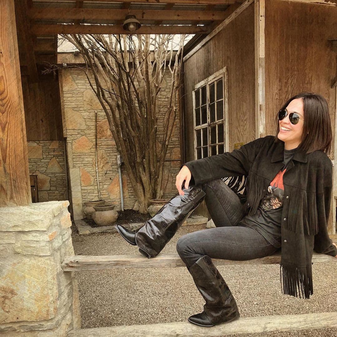 Karla pasó las fiestas decembrinas en Austin, Texas, y para hacerse fotos divertidas usó unas botas del estilo propio del destino.