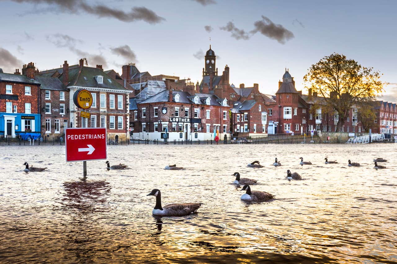 <b>‘Inundaciones en York’</b>
<br>
<br>Esta imágen finalista fue capturada en la ciudad de York, Reino Unido, cuando un río se desbordó por las lluvias. “Según el último informe de evaluación de riesgos del cambio climático, aproximadamente 1.9 millones de personas en el Reino Unido viven en áreas en riesgo de inundaciones de ríos, costas o aguas superficiales”, explica el premio sobre esta imagen, finalista del concurso. 
<br>