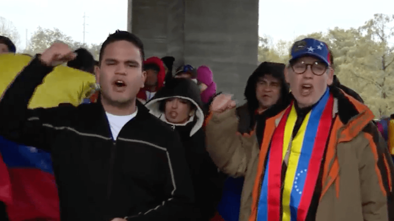 "Nos ha costado la vida de muchos jóvenes. Nos ha costado quizá el exilio más grande en la historia del mundo, porque en Venezuela no hubo un desastre natural o una guerra convencional", contó uno de los asistentes a las cámaras de Univision 45.