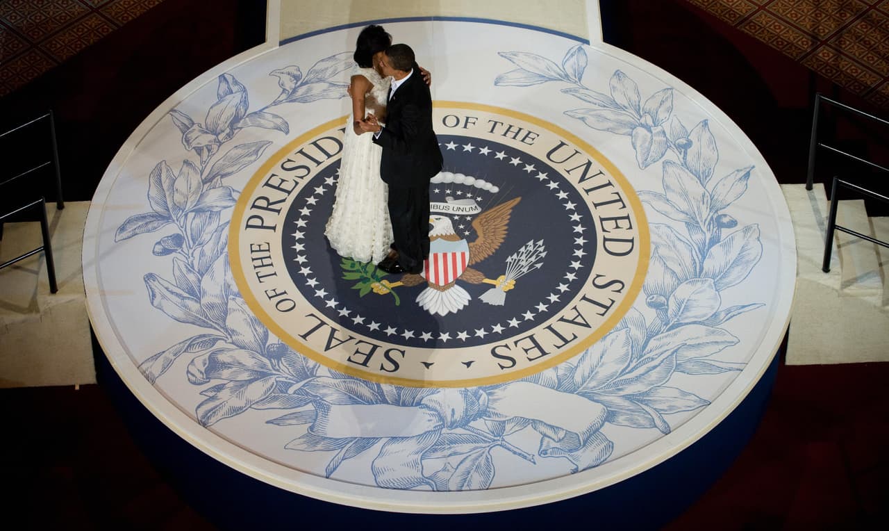 Era 2008. Los Obama ofrecían su primer baile como Presidente y Primera Dama y el mundo miraba. El vestido de Jason Wu blanco con pedrería y apliques de gasa fue solo un anticipo de lo que estaba por venir: vestidos
<i>statement</i>, hombros al aire, looks modernos y diseñadores estadounidenses jóvenes.