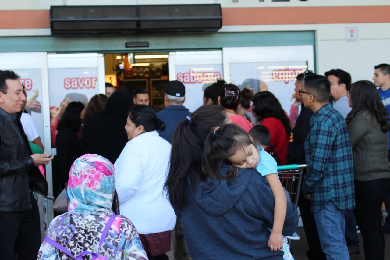 Clientes reclaman a la entrada de La Amapola por la masa para tamales en mal estado.