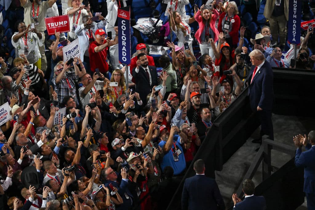 El público recibió a Trump por todo lo alto entre vítores y aplausos.