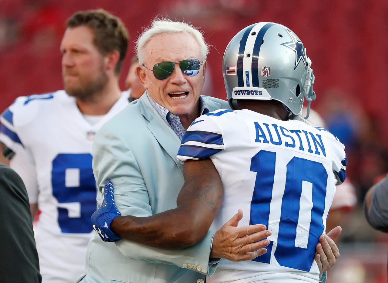 El propietario de los Dallas Cowboys, Jerry Jones, saluda a Tavon Austin en un juego de pretemporada.