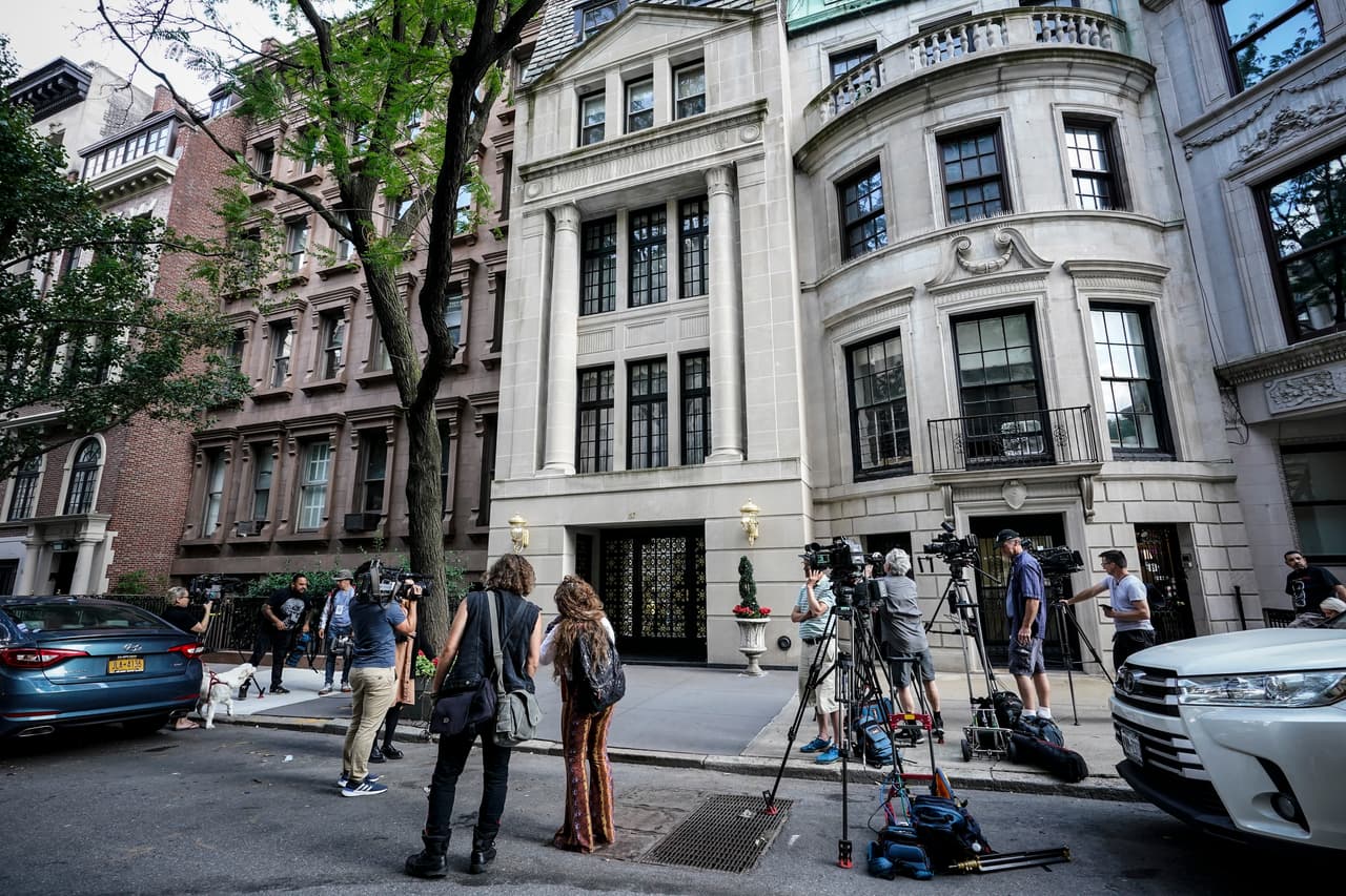 La fachada del apartamento donde fue hallada Ivana Trump, ubicado en East 64th Street, cerca de Central Park. 
<br>
<br>La agencia 
<b>AP indica que la policía está investigando si Ivana Trump se cayó por las escaleras. Creen que su muerte fue accidental. Tenía 73 años.</b>
<br>