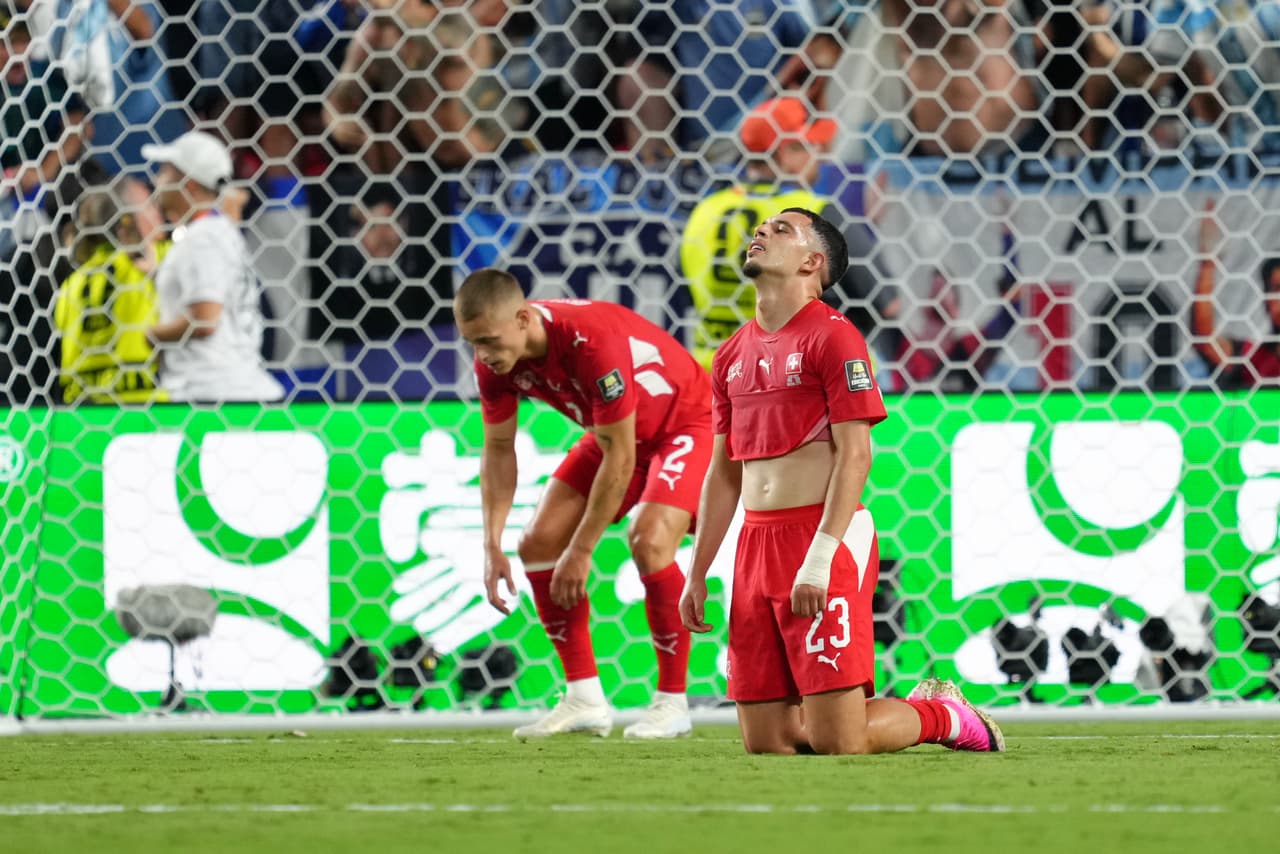 Zeki Amdouni (23) y Miro Muheim (2), de Suiza, reaccionan tras el tercer gol de Argentina durante el partido de cuartos de final de la Copa Mundial de Fútbol entre Argentina y Suiza en Kansas City, Missouri, el sábado 11 de julio de 2026.