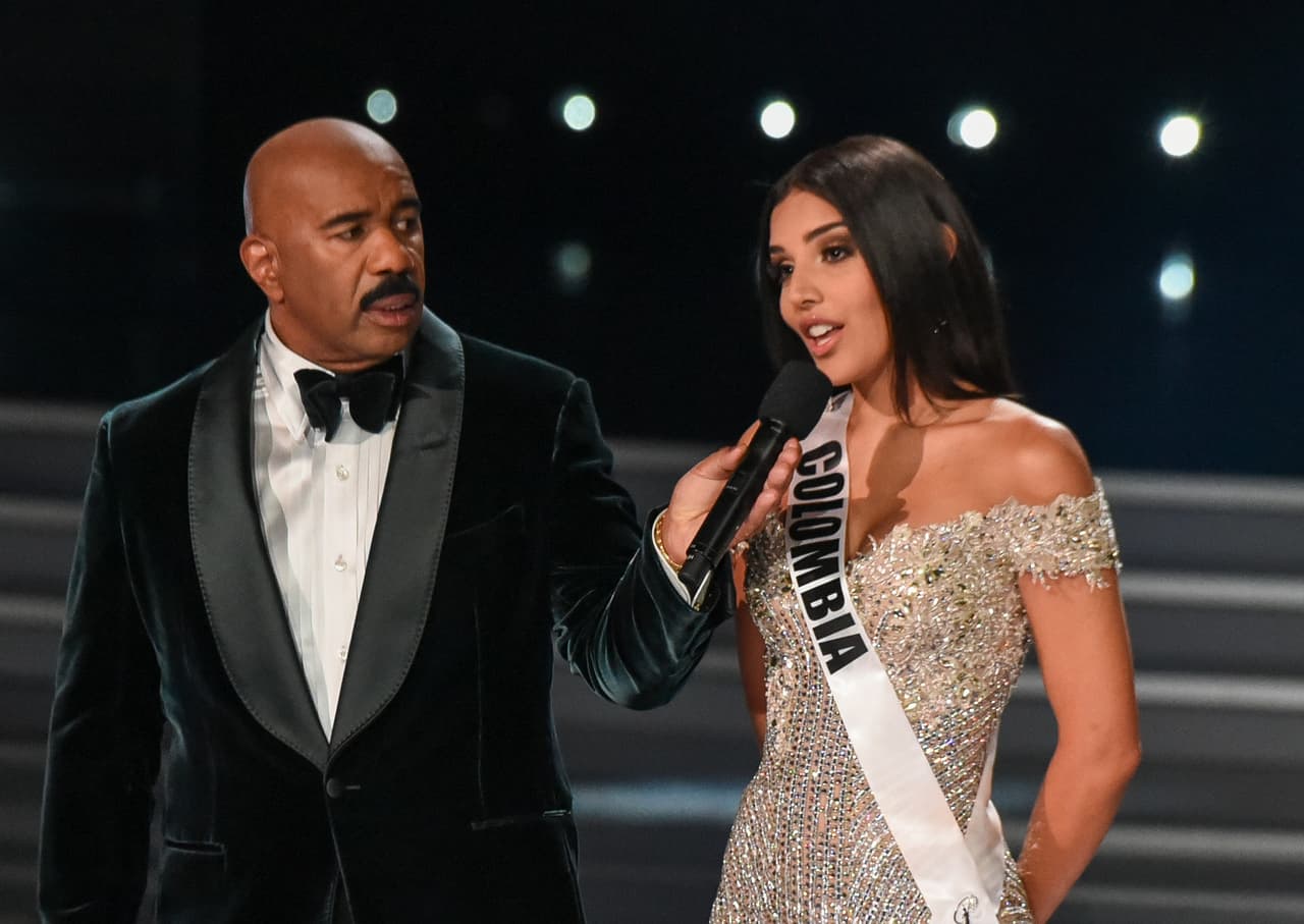 Laura González, también conocida como Laura Barjum, tiene 22 años y en caso de que Nel-Peters no pueda cumplir con su reinado, ella asumiría la responsabilidad.