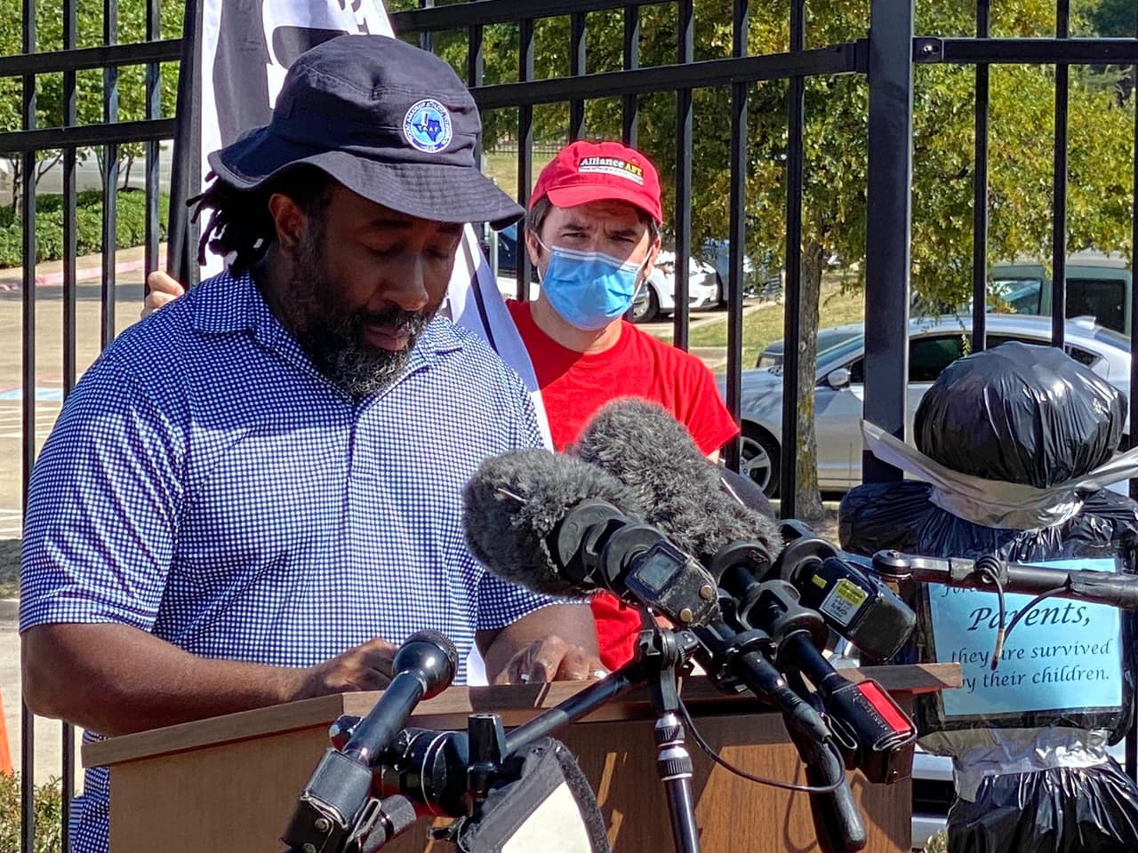 Además, piden que las escuelas no abran hasta que los casos de coronavirus y las hospitalizaciones bajen por 14 días consecutivos en Dallas.
<br>