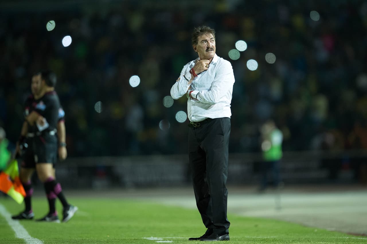 El debut del estratega argentino se dio el 24 de septiembre de 2016 ante Pumas, partido que terminó con triunfo 2-1 (goles de Pablo Aguilar y William Da Silva).