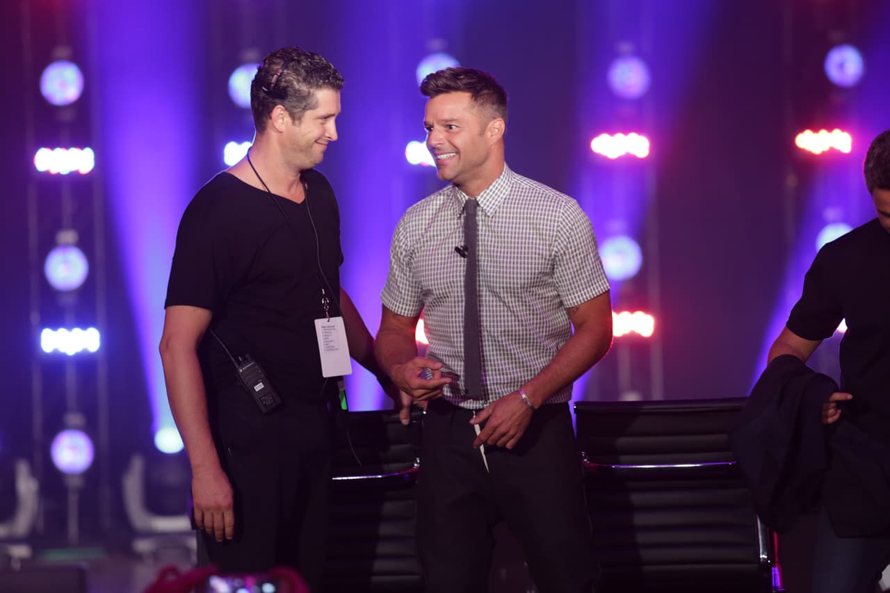 Ricky, Laura y Alejandro tuvieron su primer altercado. Sanz culpó a Laura de conformarse con poco, mientras que Ricky expresó su punta de vista y acordó que no todos tenían al talento necesario. Luego de varios dimes y diretes, llegaron a un acuerdo y escogieron las mejores voces.