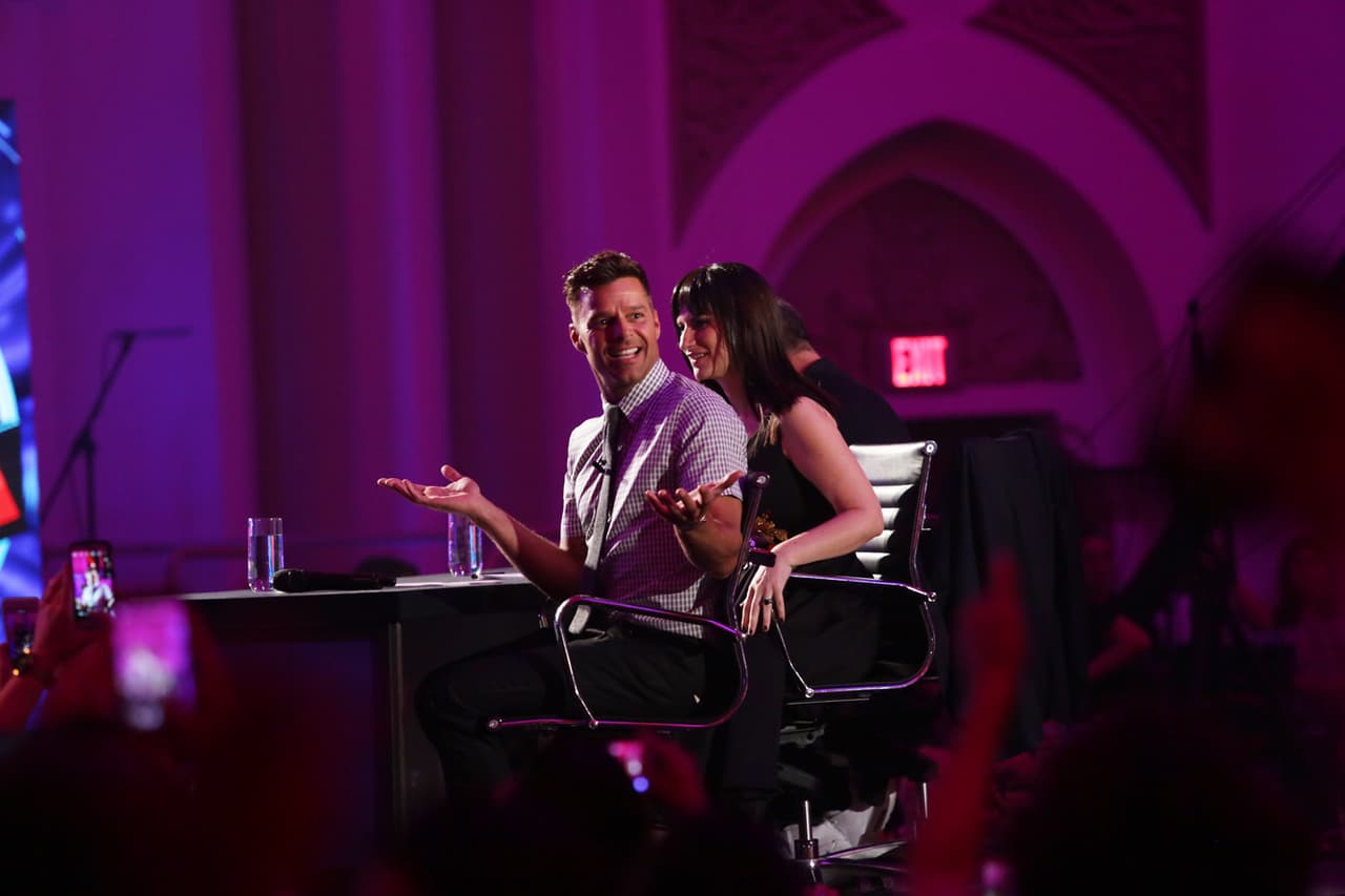 Ricky, Laura y Alejandro tuvieron su primer altercado. Sanz culpó a Laura de conformarse con poco, mientras que Ricky expresó su punta de vista y acordó que no todos tenían al talento necesario. Luego de varios dimes y diretes, llegaron a un acuerdo y escogieron las mejores voces.