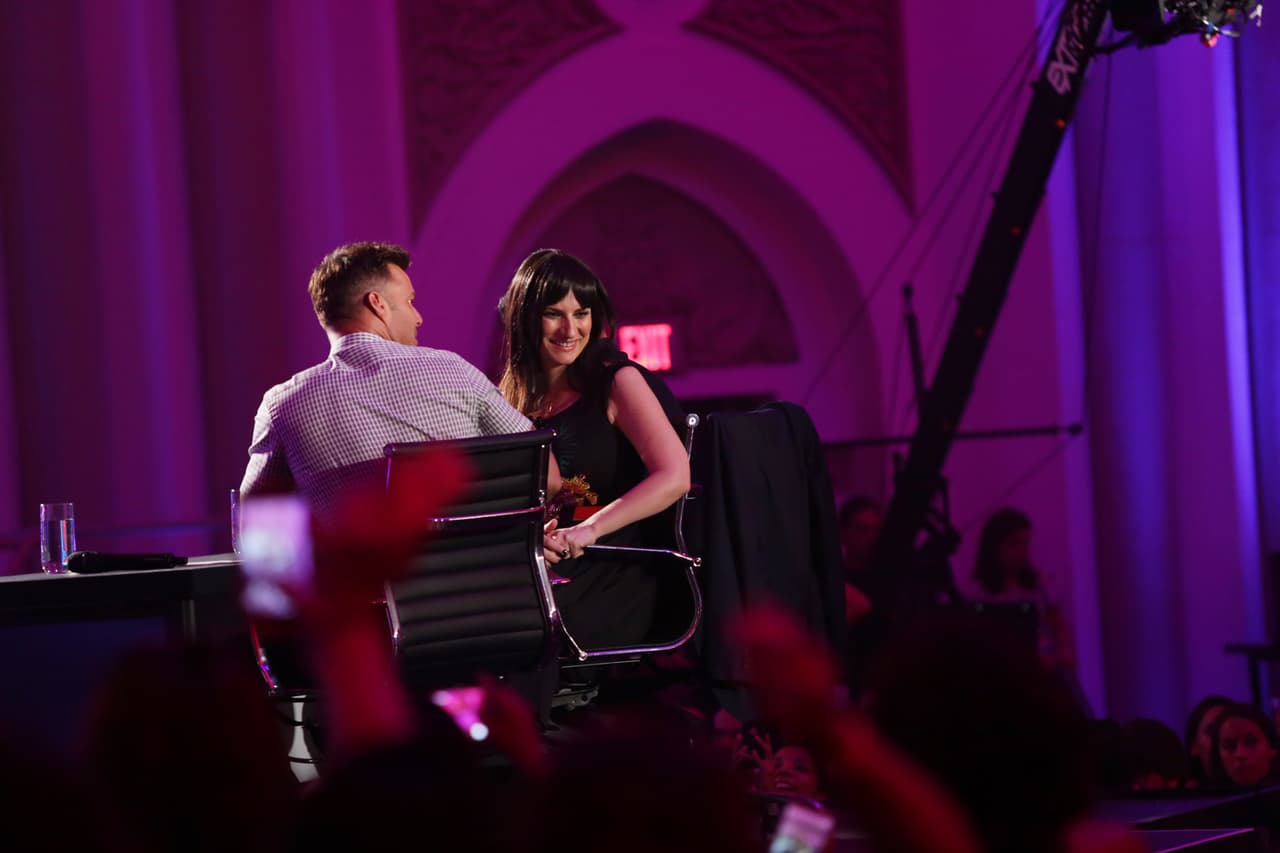 Ricky, Laura y Alejandro tuvieron su primer altercado. Sanz culpó a Laura de conformarse con poco, mientras que Ricky expresó su punta de vista y acordó que no todos tenían al talento necesario. Luego de varios dimes y diretes, llegaron a un acuerdo y escogieron las mejores voces.