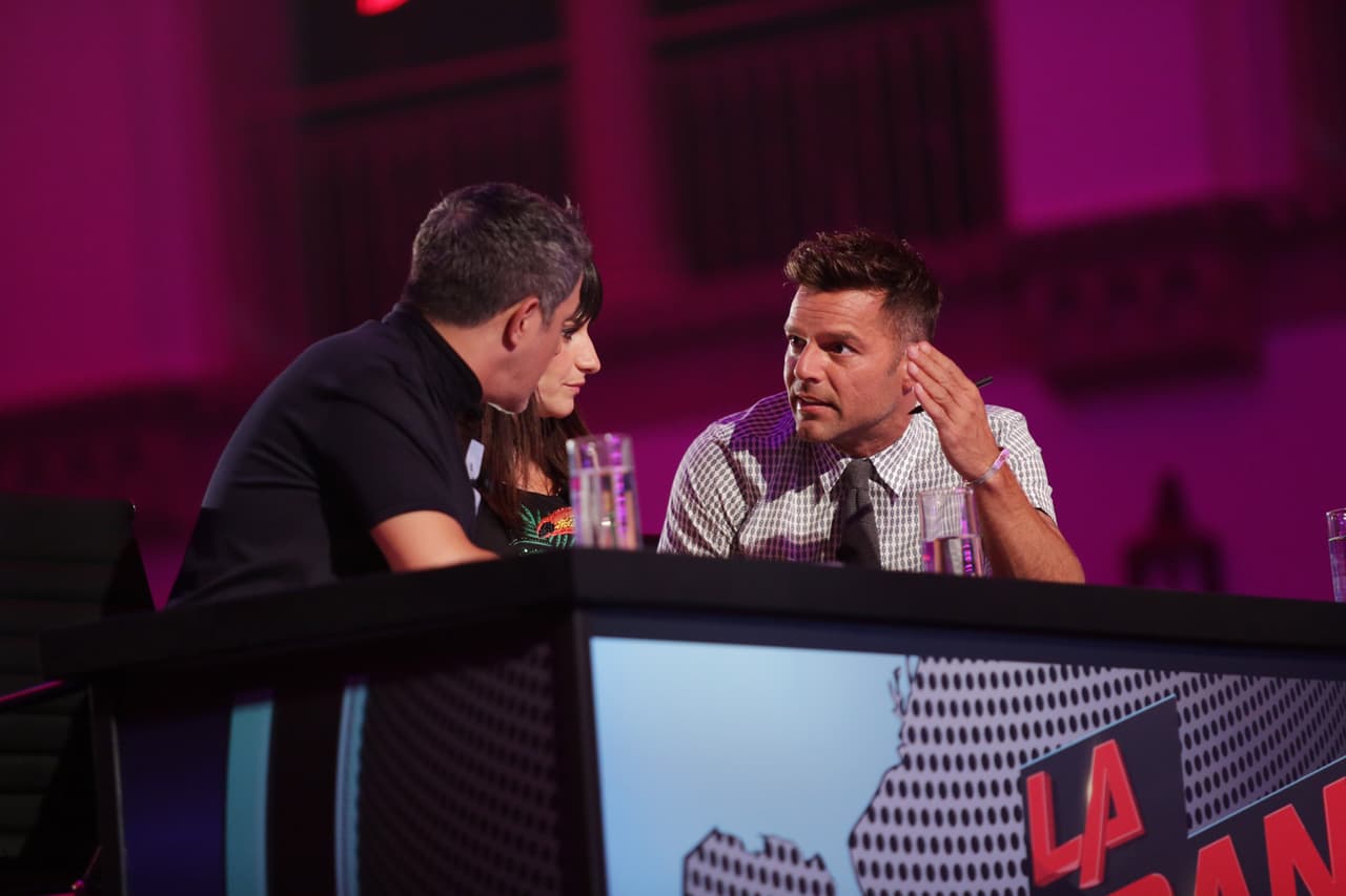 Ricky, Laura y Alejandro tuvieron su primer altercado. Sanz culpó a Laura de conformarse con poco, mientras que Ricky expresó su punta de vista y acordó que no todos tenían al talento necesario. Luego de varios dimes y diretes, llegaron a un acuerdo y escogieron las mejores voces.