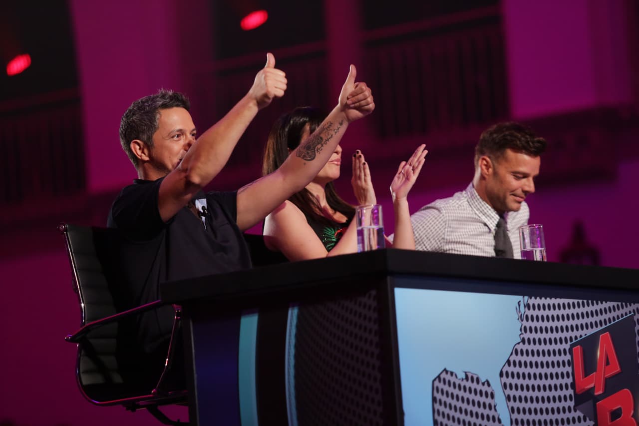 Ricky, Laura y Alejandro tuvieron su primer altercado. Sanz culpó a Laura de conformarse con poco, mientras que Ricky expresó su punta de vista y acordó que no todos tenían al talento necesario. Luego de varios dimes y diretes, llegaron a un acuerdo y escogieron las mejores voces.