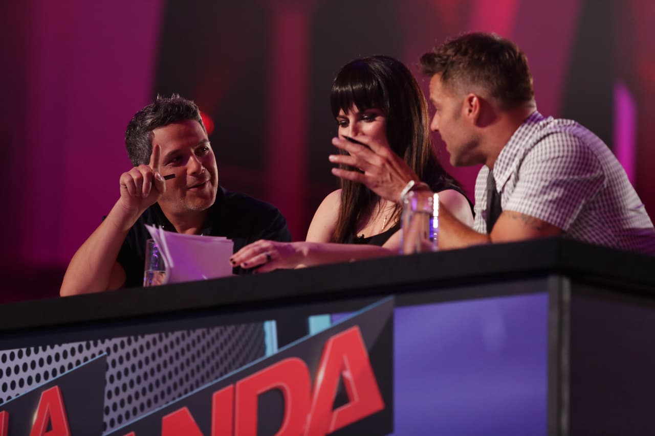 Ricky, Laura y Alejandro tuvieron su primer altercado. Sanz culpó a Laura de conformarse con poco, mientras que Ricky expresó su punta de vista y acordó que no todos tenían al talento necesario. Luego de varios dimes y diretes, llegaron a un acuerdo y escogieron las mejores voces.
