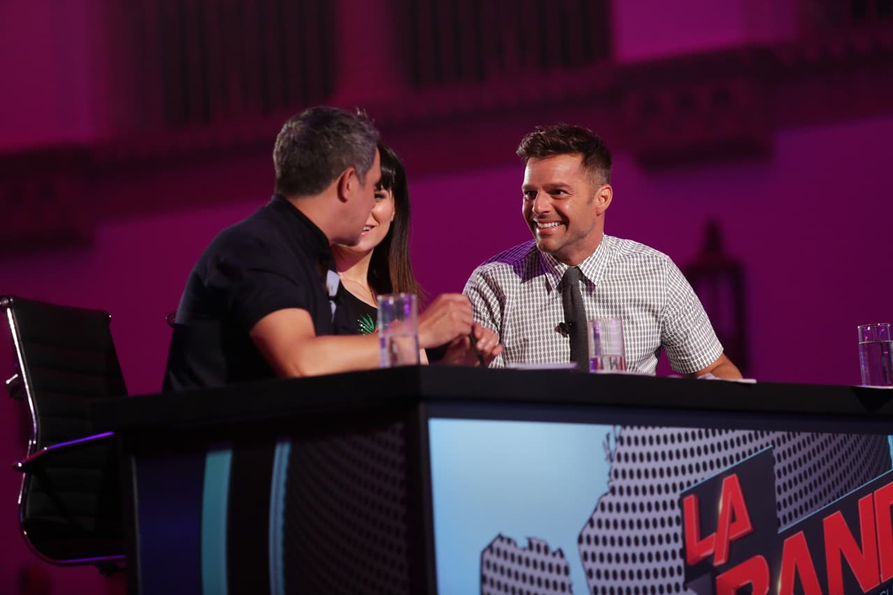 Ricky, Laura y Alejandro tuvieron su primer altercado. Sanz culpó a Laura de conformarse con poco, mientras que Ricky expresó su punta de vista y acordó que no todos tenían al talento necesario. Luego de varios dimes y diretes, llegaron a un acuerdo y escogieron las mejores voces.