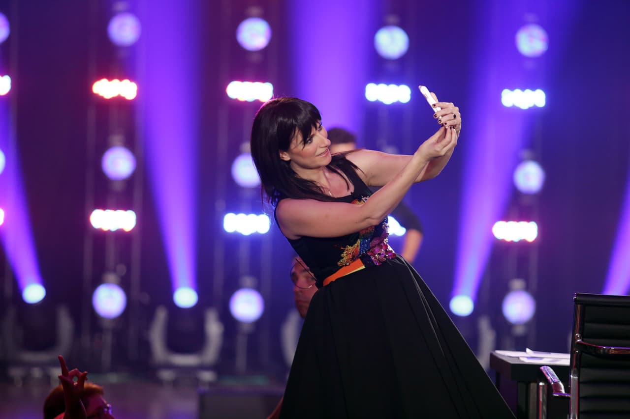 Ricky, Laura y Alejandro tuvieron su primer altercado. Sanz culpó a Laura de conformarse con poco, mientras que Ricky expresó su punta de vista y acordó que no todos tenían al talento necesario. Luego de varios dimes y diretes, llegaron a un acuerdo y escogieron las mejores voces.