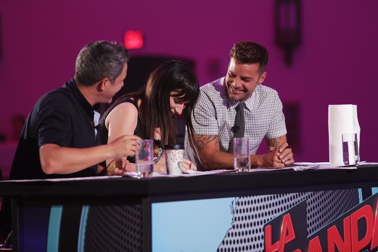 Ricky, Laura y Alejandro tuvieron su primer altercado. Sanz culpó a Laura de conformarse con poco, mientras que Ricky expresó su punta de vista y acordó que no todos tenían al talento necesario. Luego de varios dimes y diretes, llegaron a un acuerdo y escogieron las mejores voces.